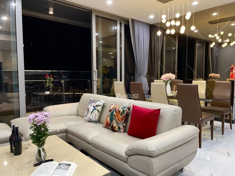 3 bedroom apartment for rent with bathtub in empire city with luxurious interior and beautiful decoration