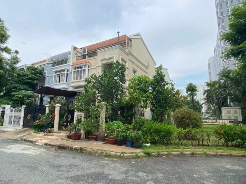 ban biet thu my thai  ?? phu my hung   can goc cong vien huong dong nam