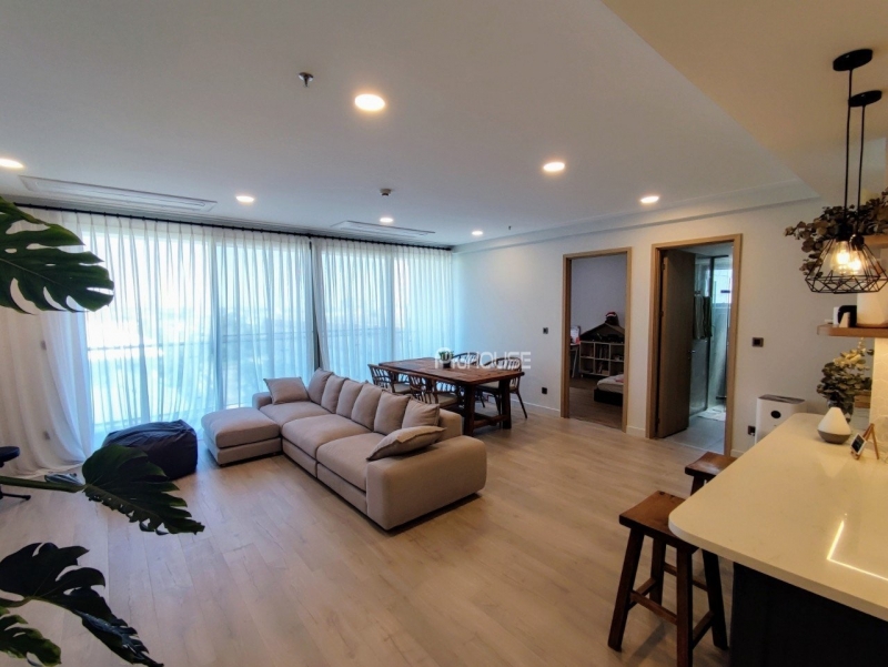 beautiful apartment for rent with large balcony at the peak midtown with fully furnished